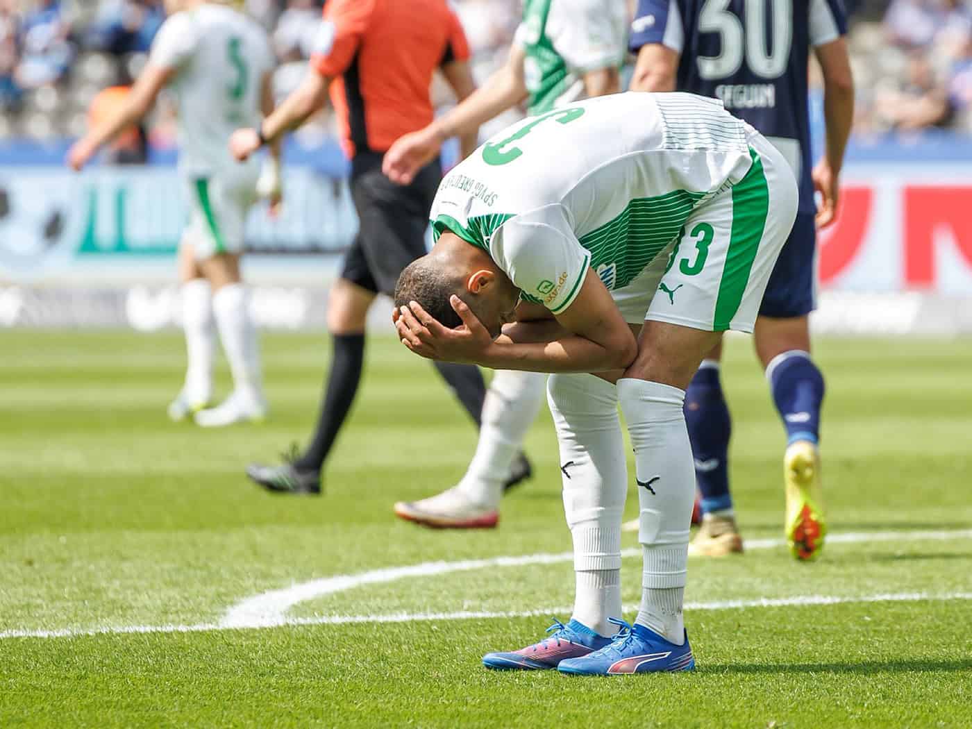 Maximilian Dietz droht mit Greuther Fürth der Abstieg in die 3. Liga.  / Foto: Andreas Gora/dpa