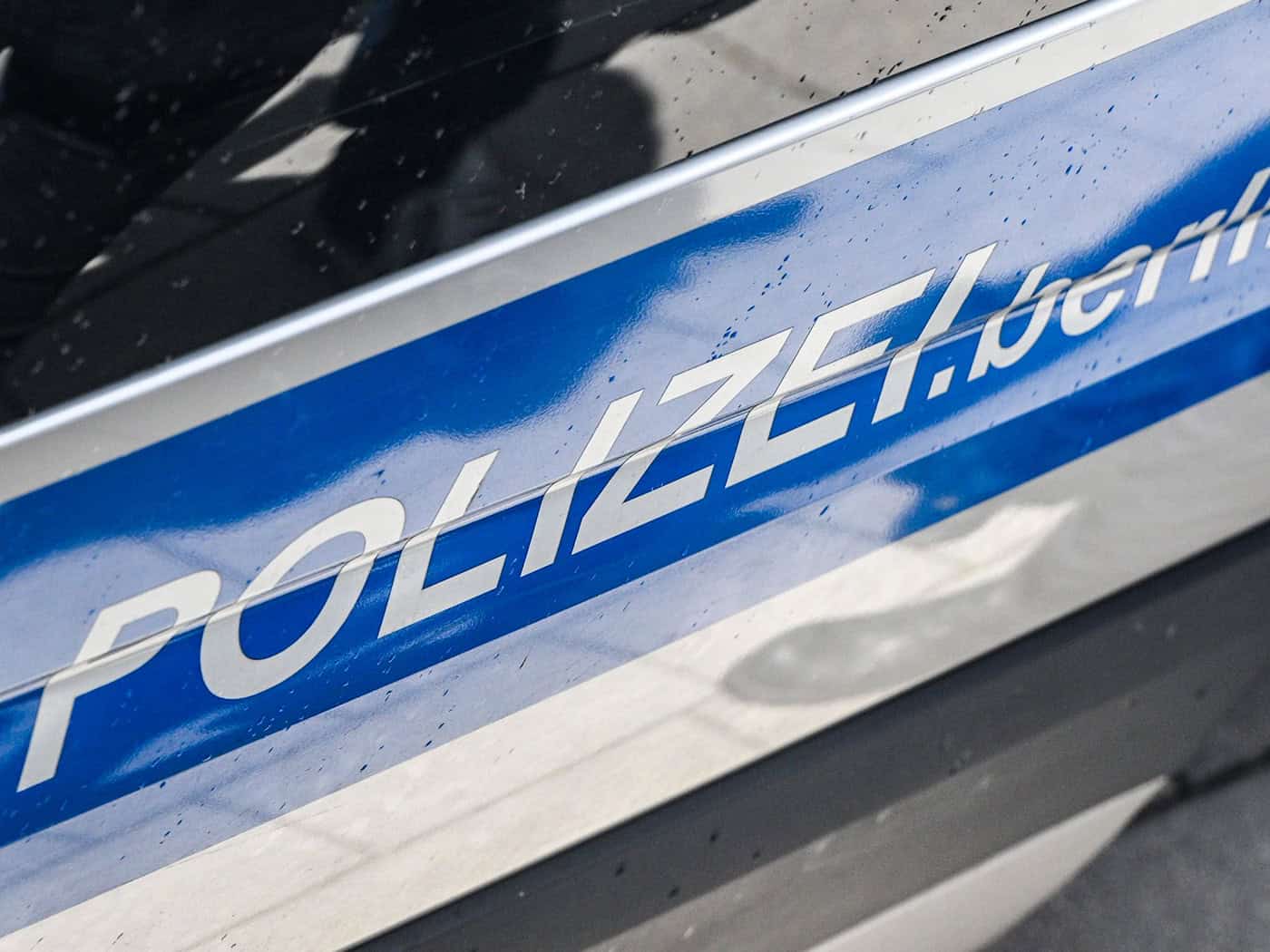 Einsatzkräfte fanden den Schwerverletzten und versorgten ihn. (Symbolbild) / Foto: Jens Kalaene/dpa