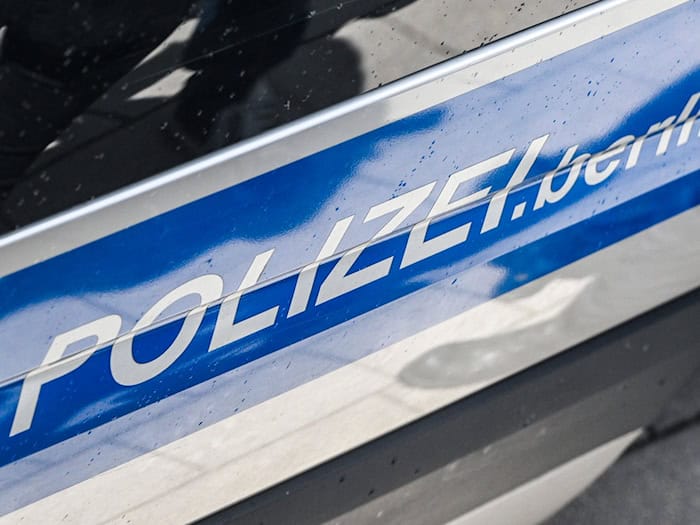 Einsatzkräfte fanden den Schwerverletzten und versorgten ihn. (Symbolbild) / Foto: Jens Kalaene/dpa