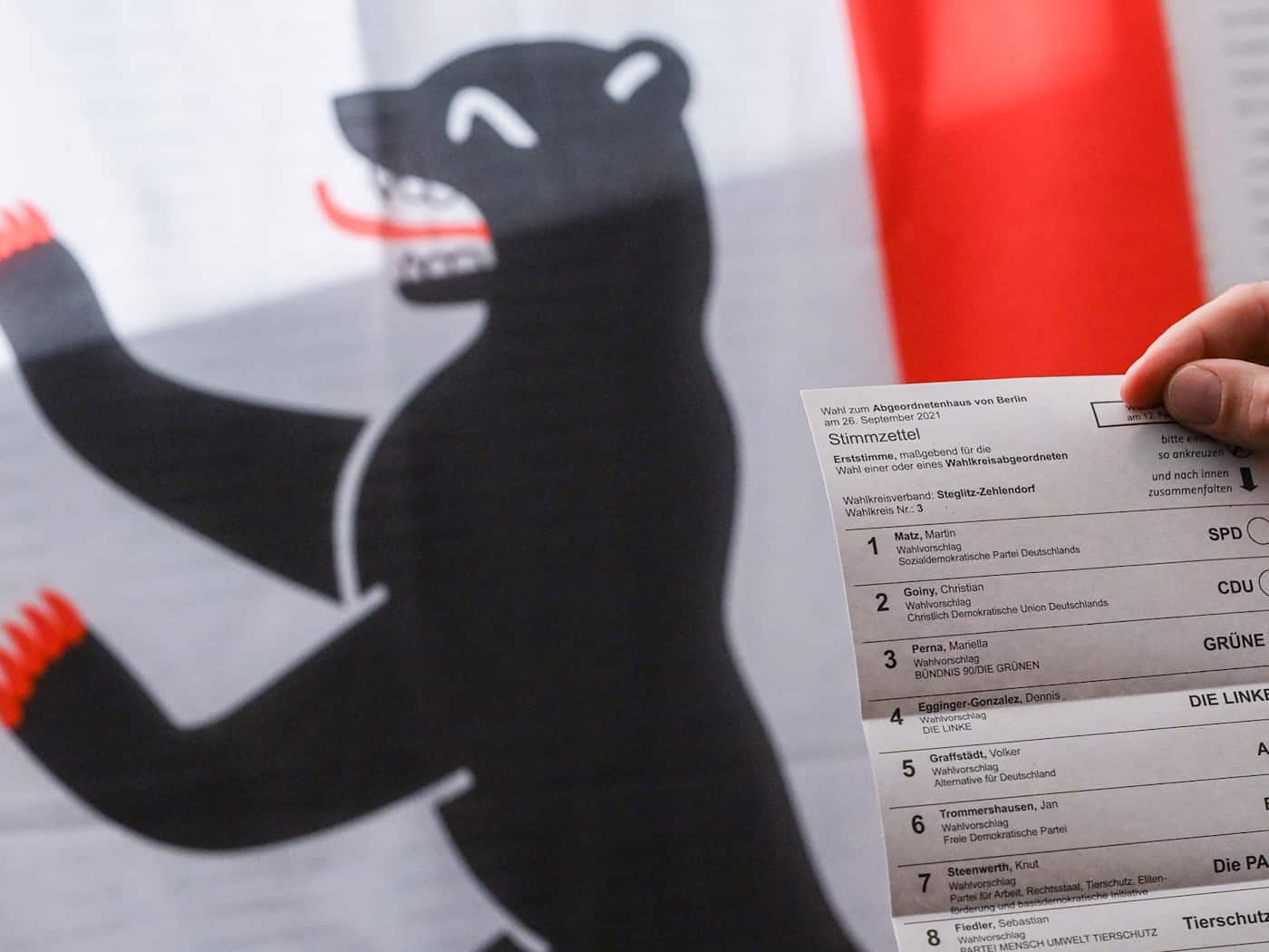 Für die Wahlen zum Berliner Abgeordnetenhaus und zu den zwölf Bezirksparlamenten am 20. September gibt es unterschiedliche Stimmzettel. (Archivbild)     / Foto: Jens Kalaene/dpa