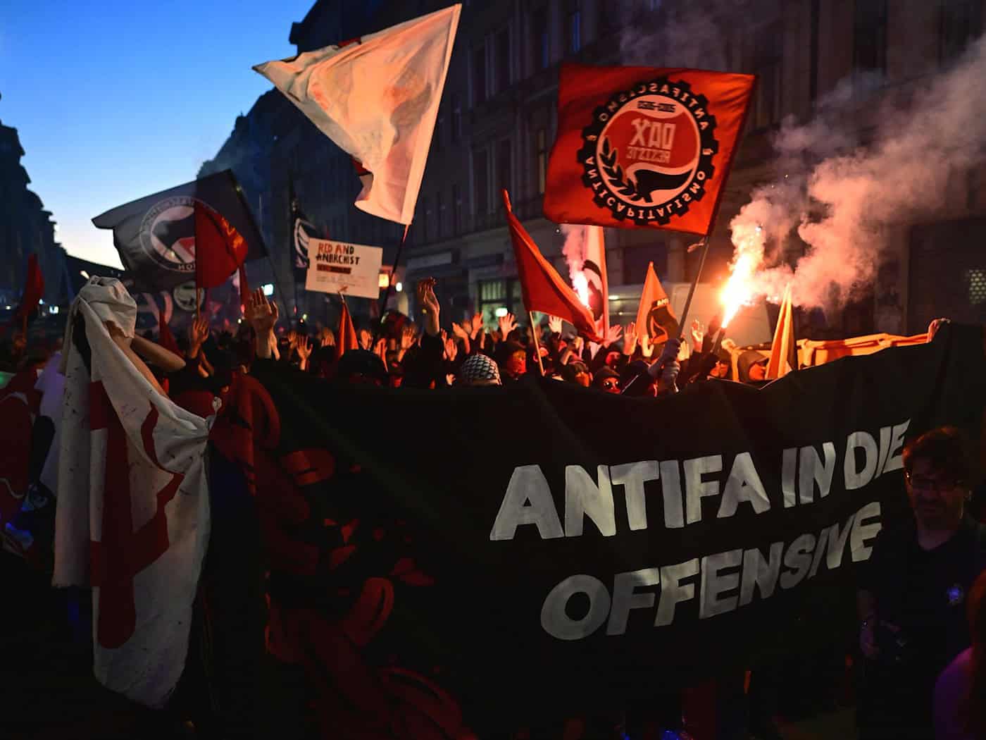 Am Abend des 1. Mai kam es bei einer Demonstration zu vereinzelten Angriffen auf die Polizei.  / Foto: Fabian Sommer/dpa