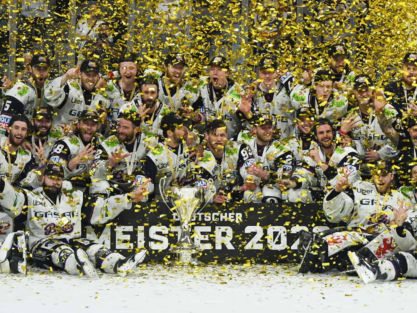 Die Eisbären jubeln über ihren zwölften DEL-Titel - mittendrin Marcel Noebels. / Foto: Florian Wiegand/dpa