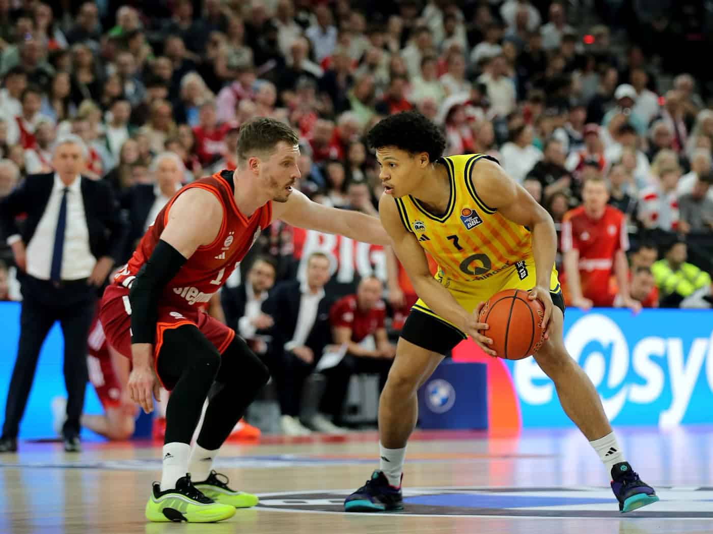 Alba-Youngster Jack Kayil (r) im Duell mit Nationalspieler Andreas Obst. / Foto: Matthias Stickel/dpa