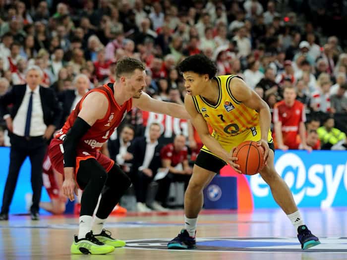 Alba-Youngster Jack Kayil (r) im Duell mit Nationalspieler Andreas Obst. / Foto: Matthias Stickel/dpa
