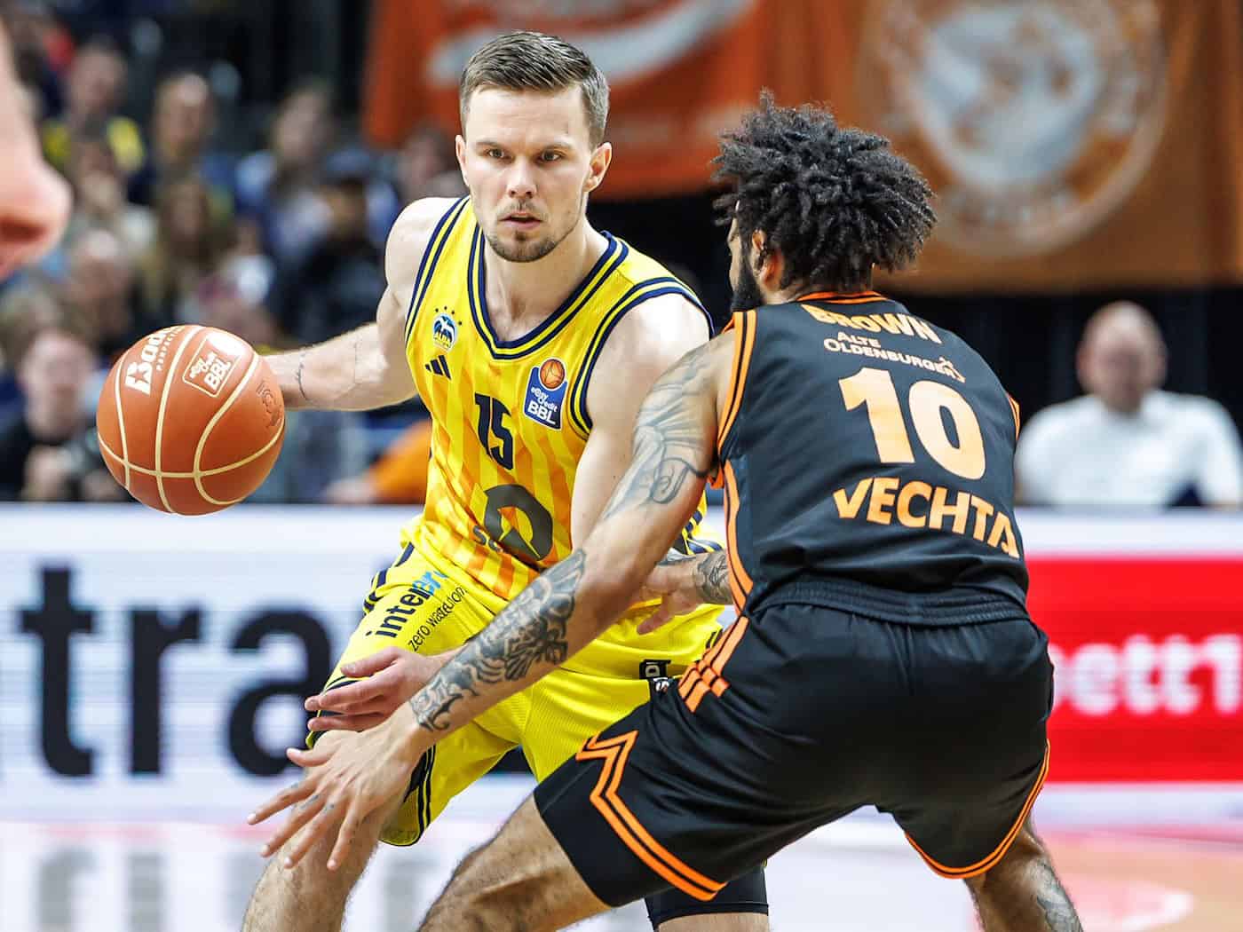 Alba-Spielmacher Martin Hermannsson (l) sieht sein Team gegen Bamberg als Außenseiter. / Foto: Andreas Gora/dpa