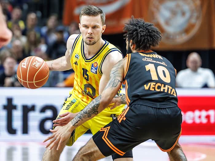 Alba-Spielmacher Martin Hermannsson (l) sieht sein Team gegen Bamberg als Außenseiter. / Foto: Andreas Gora/dpa