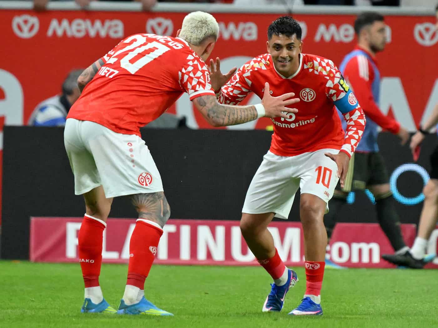 Der Mainzer Nadiem Amiri (r) sorgte nach dem 1:3 gegen den 1. FC Union Berlin für ein kurioses Interview. / Foto: Torsten Silz/dpa