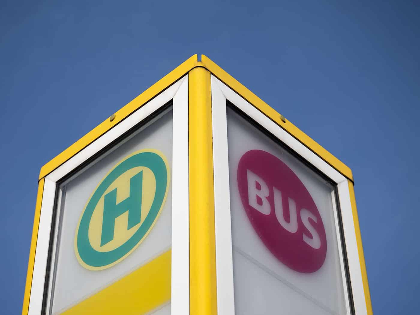Unklar ist noch, ob es sich beim Angriff an der Haltestelle und der Bedrohung später im Bus um denselben Täter handelt. (Symbolbild) / Foto: Sebastian Gollnow/dpa
