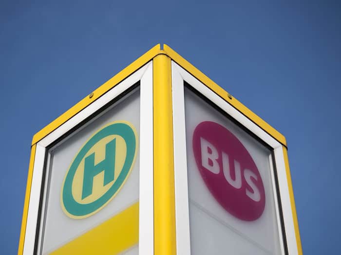 Unklar ist noch, ob es sich beim Angriff an der Haltestelle und der Bedrohung später im Bus um denselben Täter handelt. (Symbolbild) / Foto: Sebastian Gollnow/dpa