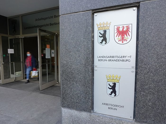 Blick auf den Eingang des Arbeitsgerichts Berlin am Magdeburger Platz. (Archivbild) / Foto: Jörg Carstensen/dpa