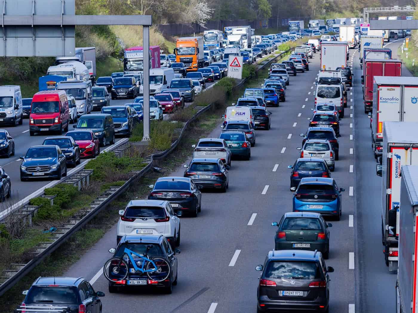 Auch auf der A1 rechnet die Autobahn GmbH mit viel Verkehr. (Symbolbild) / Foto: Rolf Vennenbernd/dpa