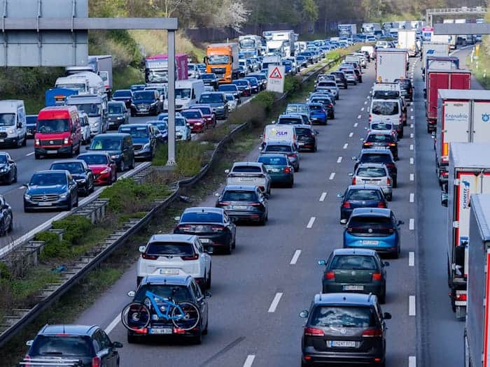 Auch auf der A1 rechnet die Autobahn GmbH mit viel Verkehr. (Symbolbild) / Foto: Rolf Vennenbernd/dpa