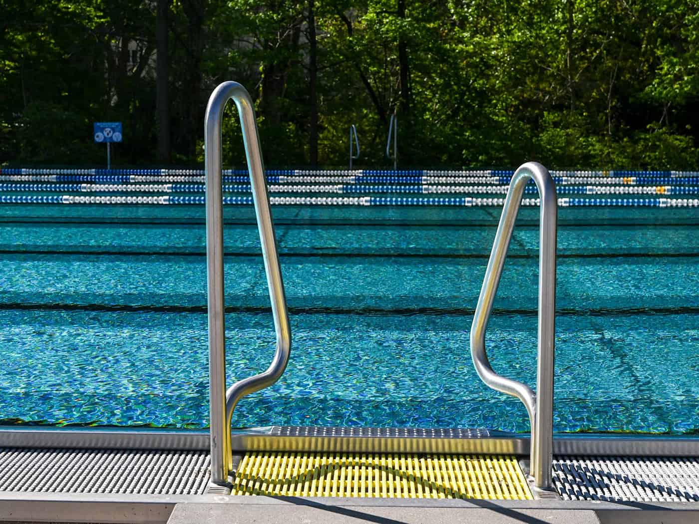 Wasserratten können nun wieder in die Becken des «Prinzenbads» in Kreuzberg springen. / Foto: Jens Kalaene/dpa