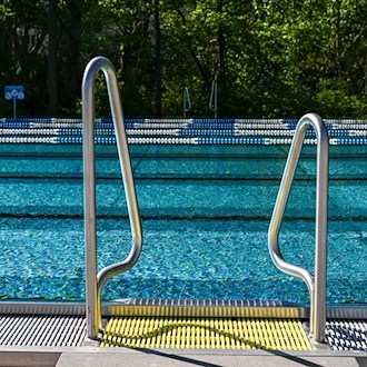Wasserratten können nun wieder in die Becken des «Prinzenbads» in Kreuzberg springen. / Foto: Jens Kalaene/dpa