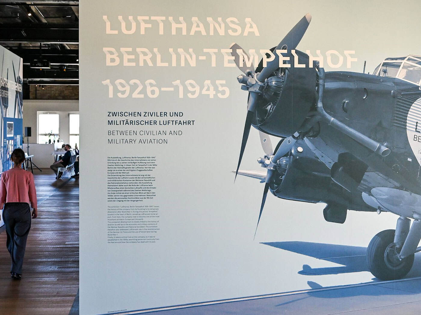 Die neue Ausstellung «Lufthansa. Berlin-Tempelhof 1926 bis 1945» erzählt ein Stück Berliner Luftfahrtgeschichte.  / Foto: Jens Kalaene/dpa