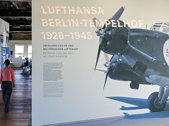 Die neue Ausstellung «Lufthansa. Berlin-Tempelhof 1926 bis 1945» erzählt ein Stück Berliner Luftfahrtgeschichte.  / Foto: Jens Kalaene/dpa