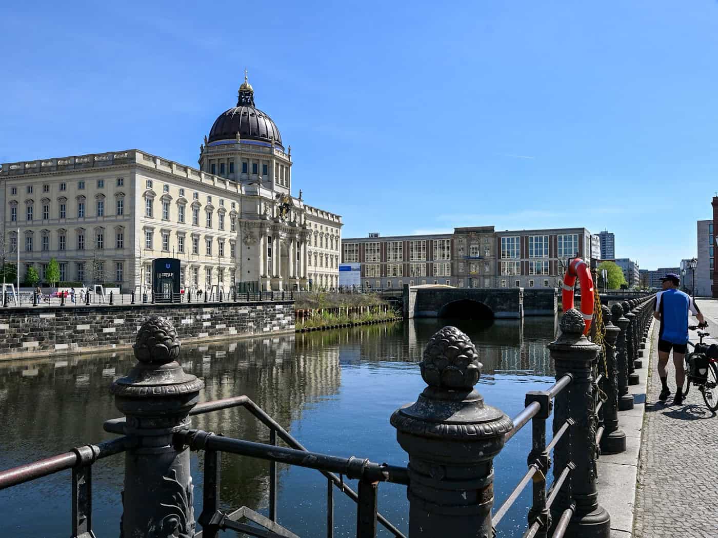 Der Verein Flussbad Berlin macht sich für eine Pilotbadestelle am Spreekanal stark. (Archivbild) / Foto: Jens Kalaene/dpa