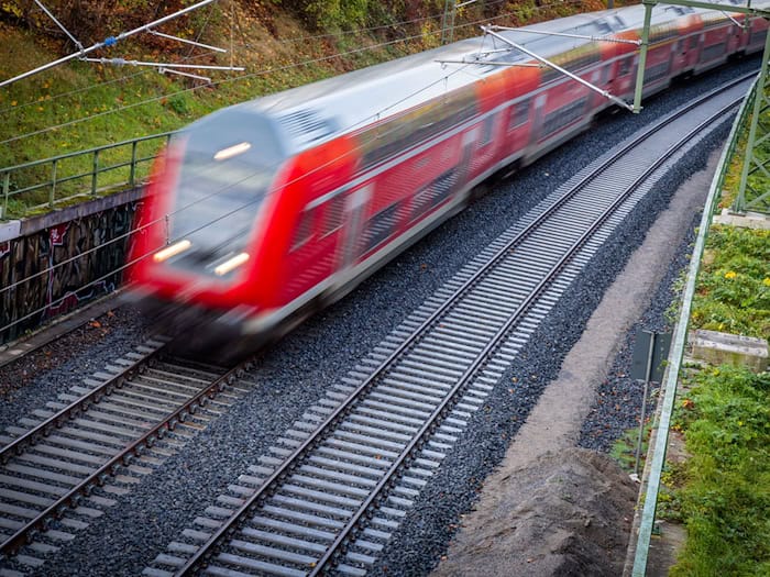 Nach gut neunmonatiger Generalsanierung fuhr der erste Personenzug wieder von Schwerin nach Hamburg. (Archivbild) / Foto: Jens Büttner/Deutsche Presse-Agentur GmbH/dpa