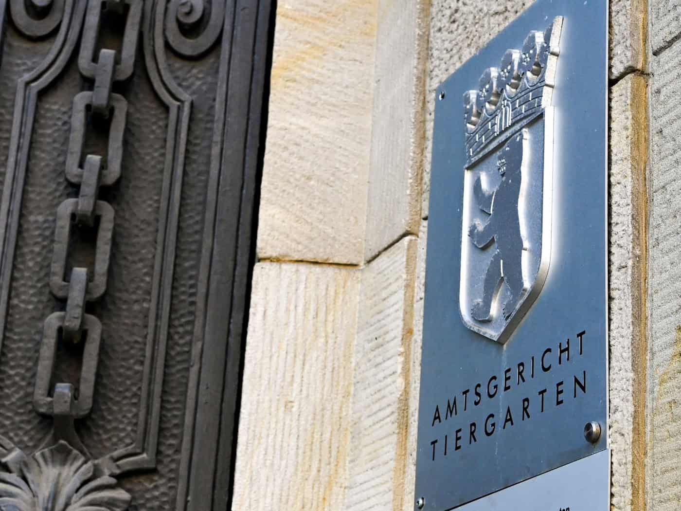 Ein Briefzusteller, der Bankkarten aus der Post gefischt und eingesetzt haben soll, steht zwei Monate nach seiner Festnahme vor Gericht. (Symbolbild)  / Foto: Jens Kalaene/dpa