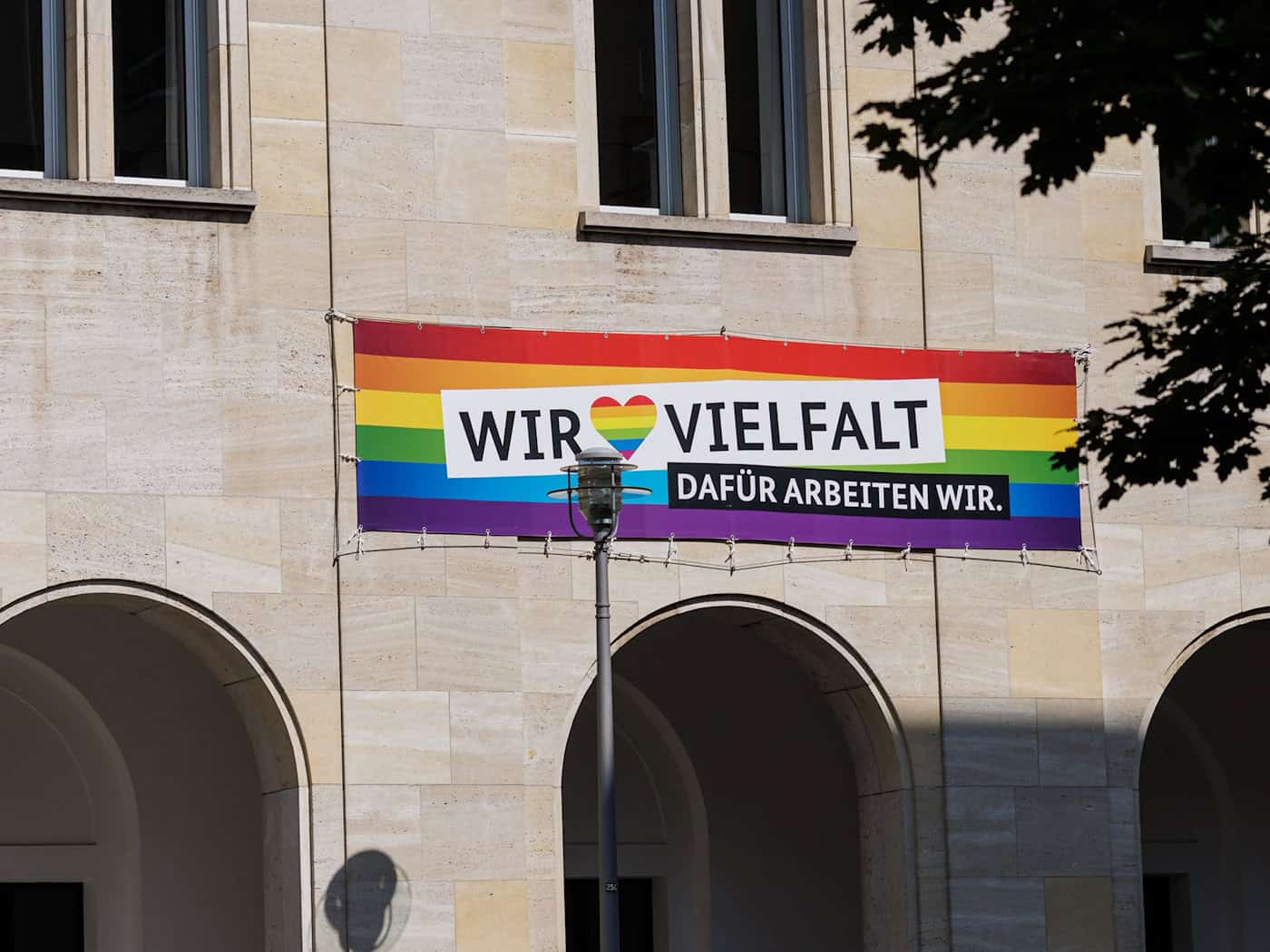 Einem Bericht zufolge wurden 723 Beleidigungen und Anfeindungen gegen queere Menschen und Initiativen im Jahr 2025 gezählt. (Archivbild) / Foto: Carsten Koall/dpa