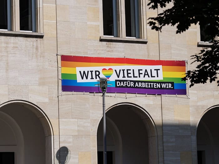Einem Bericht zufolge wurden 723 Beleidigungen und Anfeindungen gegen queere Menschen und Initiativen im Jahr 2025 gezählt. (Archivbild) / Foto: Carsten Koall/dpa