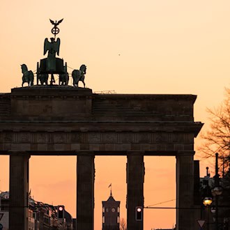 Das Brandenburger Tor soll zu einem zentralen Ort werden, wenn Berlin Olympia bekommt. (Archivbild)  / Foto: Christophe Gateau/dpa