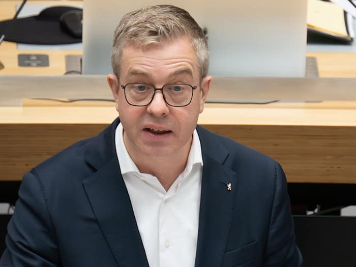 Finanzsenator Stefan Evers (CDU) geht von deutlich höheren Nachzahlungen an Landesbeamte aus als zunächst erwartet. (Archivbild)   / Foto: Sebastian Gollnow/dpa