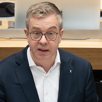 Finanzsenator Stefan Evers (CDU) geht von deutlich höheren Nachzahlungen an Landesbeamte aus als zunächst erwartet. (Archivbild)   / Foto: Sebastian Gollnow/dpa