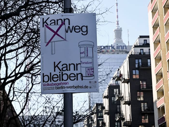 Ziel der Initiative ist es, vor allem digitale Außenwerbung in der Stadt stärker zu reglementieren. (Archivbild) / Foto: Jens Kalaene/dpa