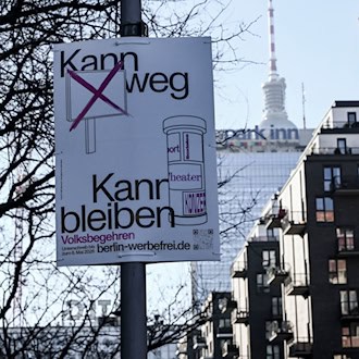 Ziel der Initiative ist es, vor allem digitale Außenwerbung in der Stadt stärker zu reglementieren. (Archivbild) / Foto: Jens Kalaene/dpa