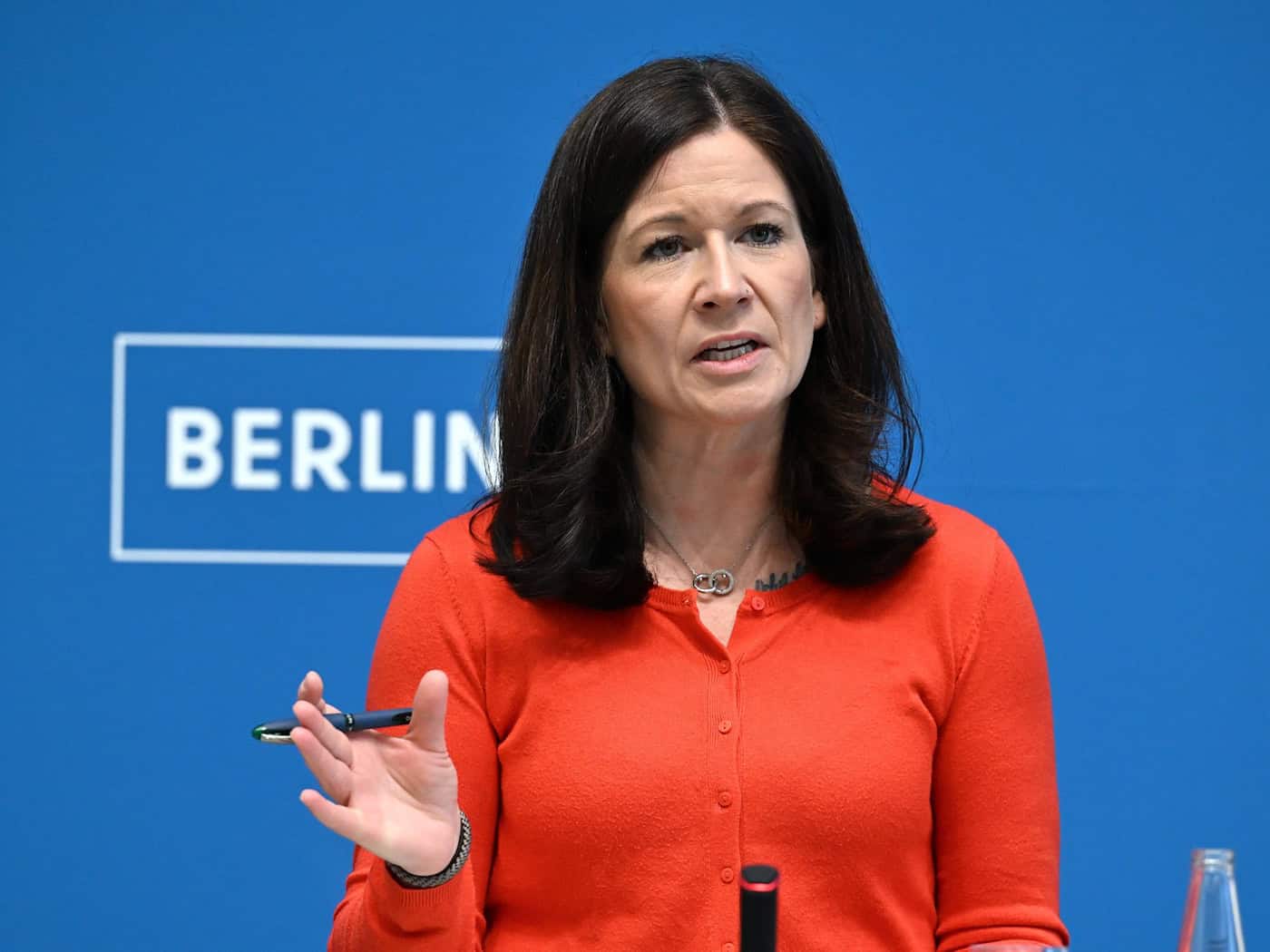Bildungssenatorin Katharina Günther-Wünsch (CDU) hat ein Paket an Maßnahmen zur Entlastung von Lehrkräften zugesichert. (Archivfoto) / Foto: Soeren Stache/dpa