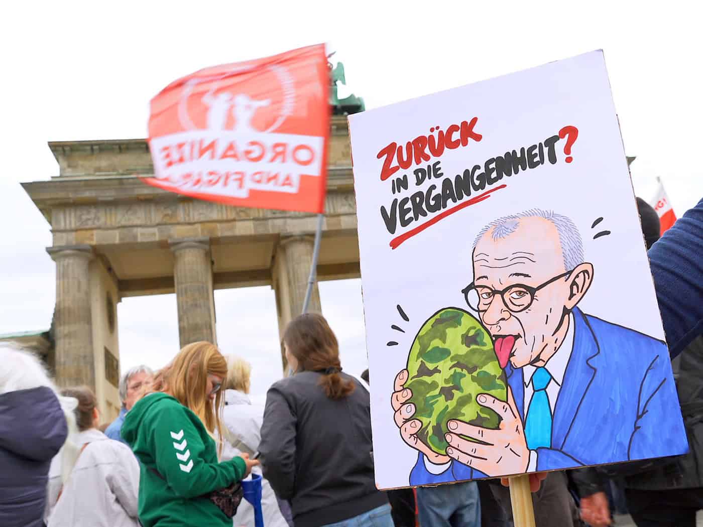 Schülerinnen und Schüler nehmen bei ihrer Demo gegen eine Wehrpflicht Bundeskanzler Friedrich Merz ins Visier.  / Foto: Michael Ukas/dpa