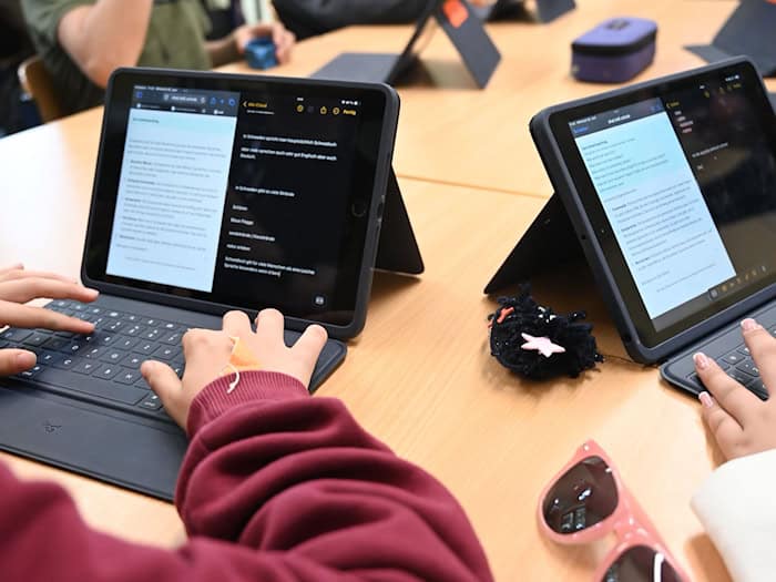 An Berliner Schulen soll ein neuer KI-Chatbot Lehrkräfte und Schüler unterstützen. (Symbolbild)     / Foto: Carmen Jaspersen/dpa