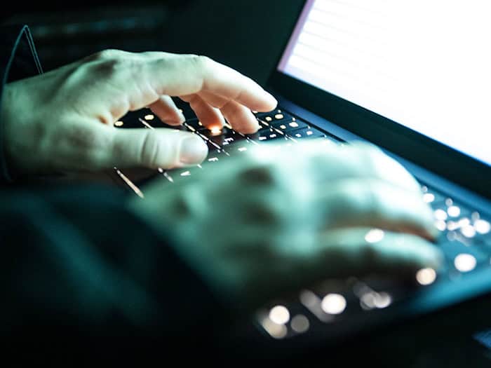 Ein Unbekannter versprach lukrative Wertanlagen - dafür bekam er Zugriff auf den Computer eines Ehepaars – mit fatalen Folgen. (Symbolbild) / Foto: Philip Dulian/dpa