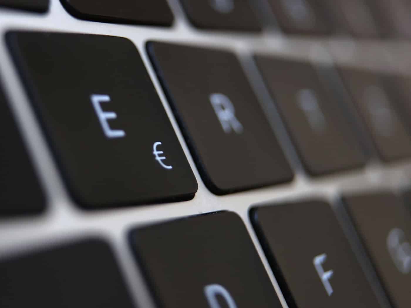 Wieder ist ein Rentner aus Brandenburg Opfer eines Online-Betrugs geworden. (Symbolbild)  / Foto: Karl-Josef Hildenbrand/dpa
