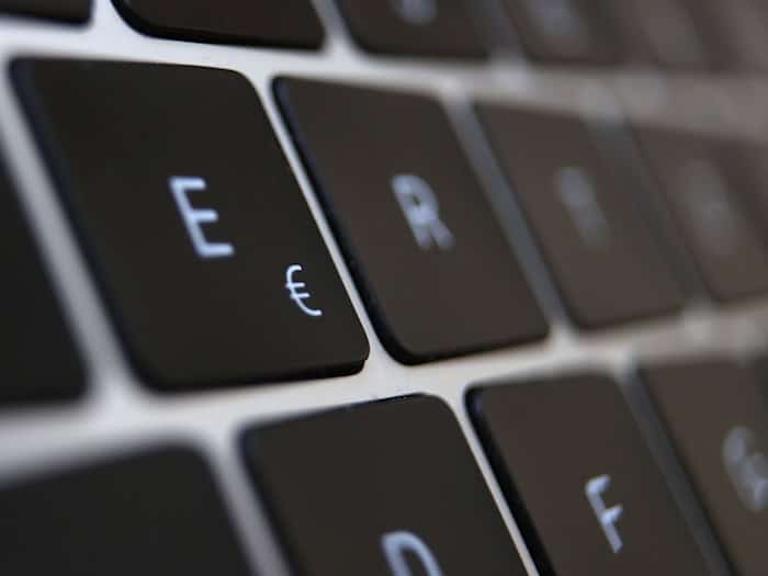 Wieder ist ein Rentner aus Brandenburg Opfer eines Online-Betrugs geworden. (Symbolbild)  / Foto: Karl-Josef Hildenbrand/dpa