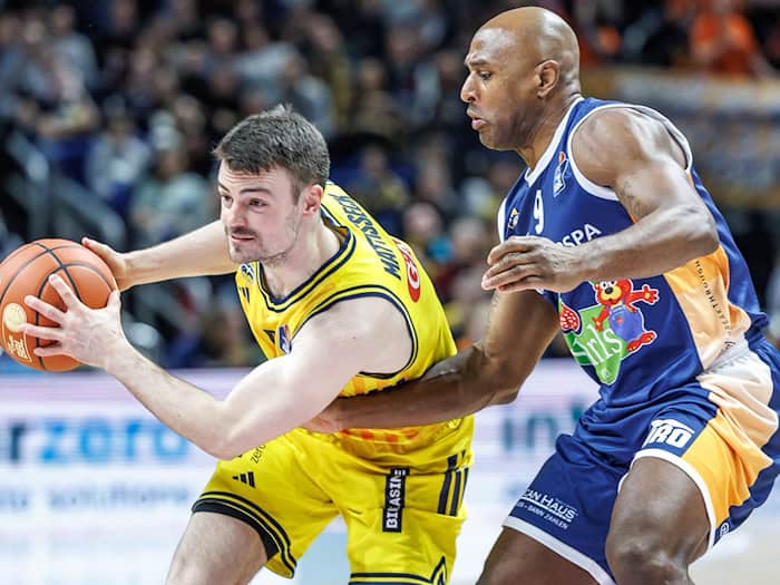 Jonas Mattisseck (l)  bleibt Alba Berlin erhalten. (Archivbild) / Foto: Andreas Gora/dpa