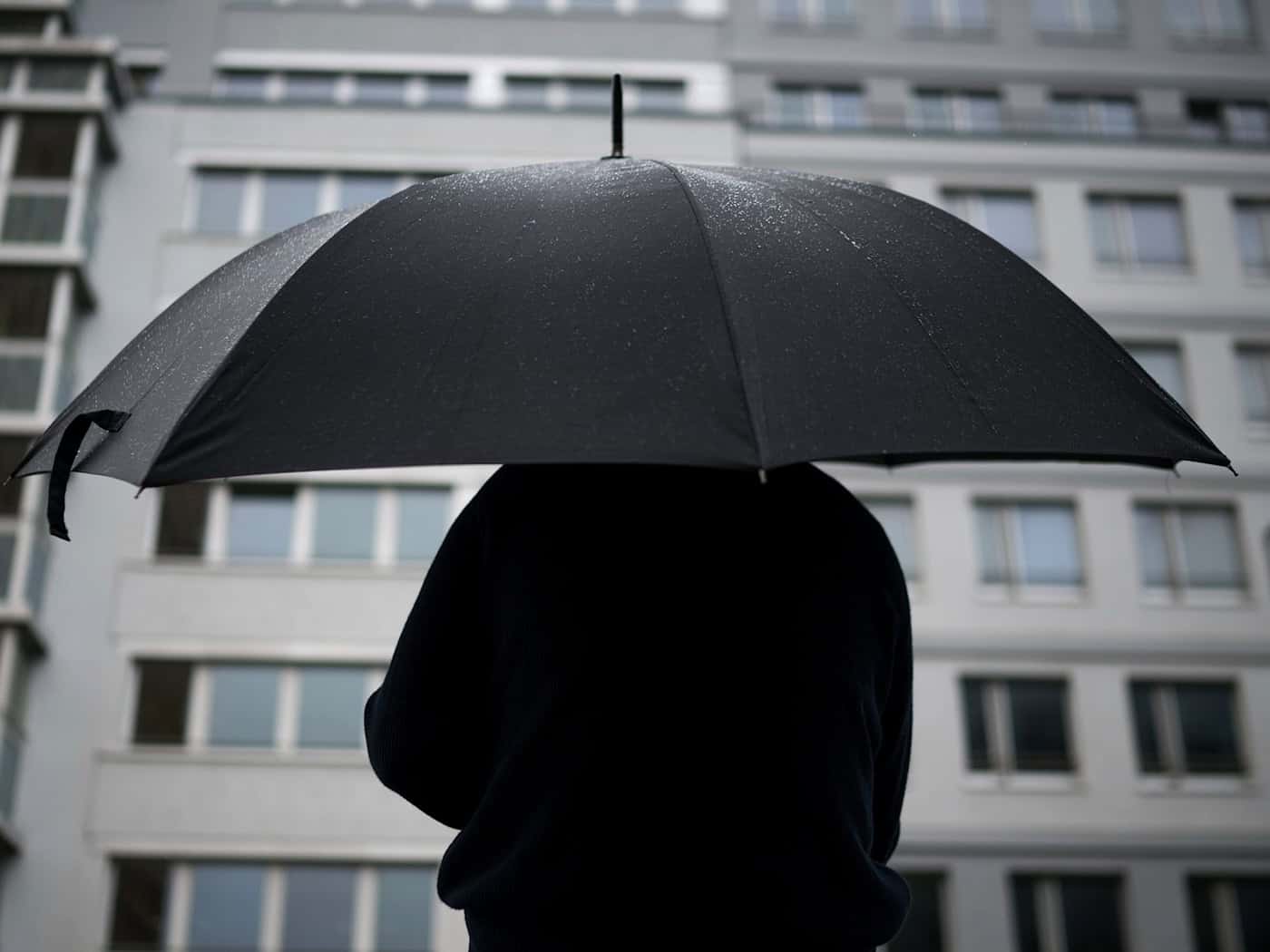 Zeit für den Regenschirm: In Berlin und Brandenburg wird es in den kommenden Tagen nass. (Symbolbild) / Foto: Sebastian Gollnow/dpa