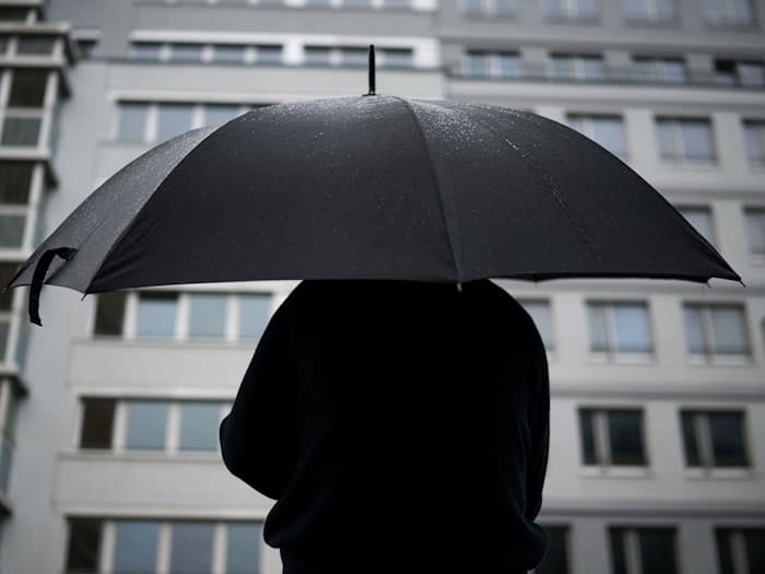 Zeit für den Regenschirm: In Berlin und Brandenburg wird es in den kommenden Tagen nass. (Symbolbild) / Foto: Sebastian Gollnow/dpa