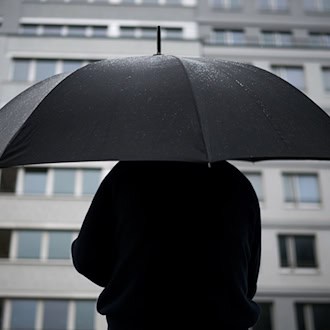 Zeit für den Regenschirm: In Berlin und Brandenburg wird es in den kommenden Tagen nass. (Symbolbild) / Foto: Sebastian Gollnow/dpa