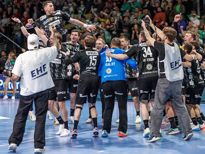 Feierten ausgelassen den Halbfinal-Einzug: Die Füchse Berlin.  / Foto: Andreas Gora/dpa