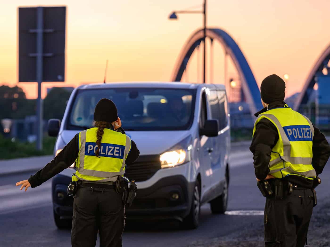 Wenn das neue EU-Asylsystem funktioniert, können die Kontrollen an der Grenze zu Polen nach Ansicht der Brandenburger Landesregierung wieder entfallen. (Archivbild)  / Foto: Patrick Pleul/dpa
