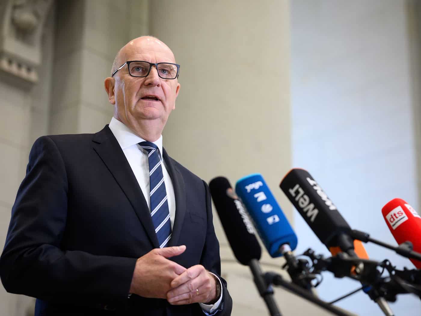 Brandenburgs Ministerpräsident Dietmar Woidke (SPD) kritisiert die Entlastungsprämie. (Archivbild) / Foto: Bernd von Jutrczenka/dpa