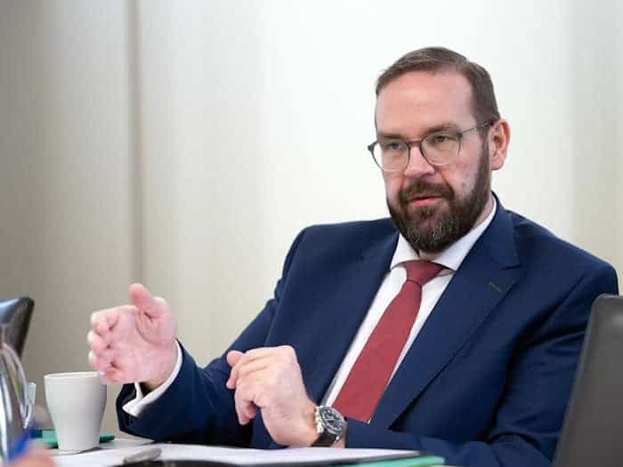 Brandenburgs Bildungsminister Gordon Hoffmann setzt mehrere Maßnahmen gegen Lehrermangel ein. (Archivbild) / Foto: Soeren Stache/dpa