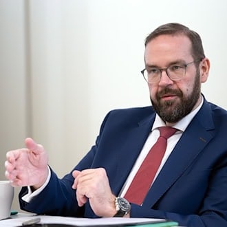 Brandenburgs Bildungsminister Gordon Hoffmann setzt mehrere Maßnahmen gegen Lehrermangel ein. (Archivbild) / Foto: Soeren Stache/dpa