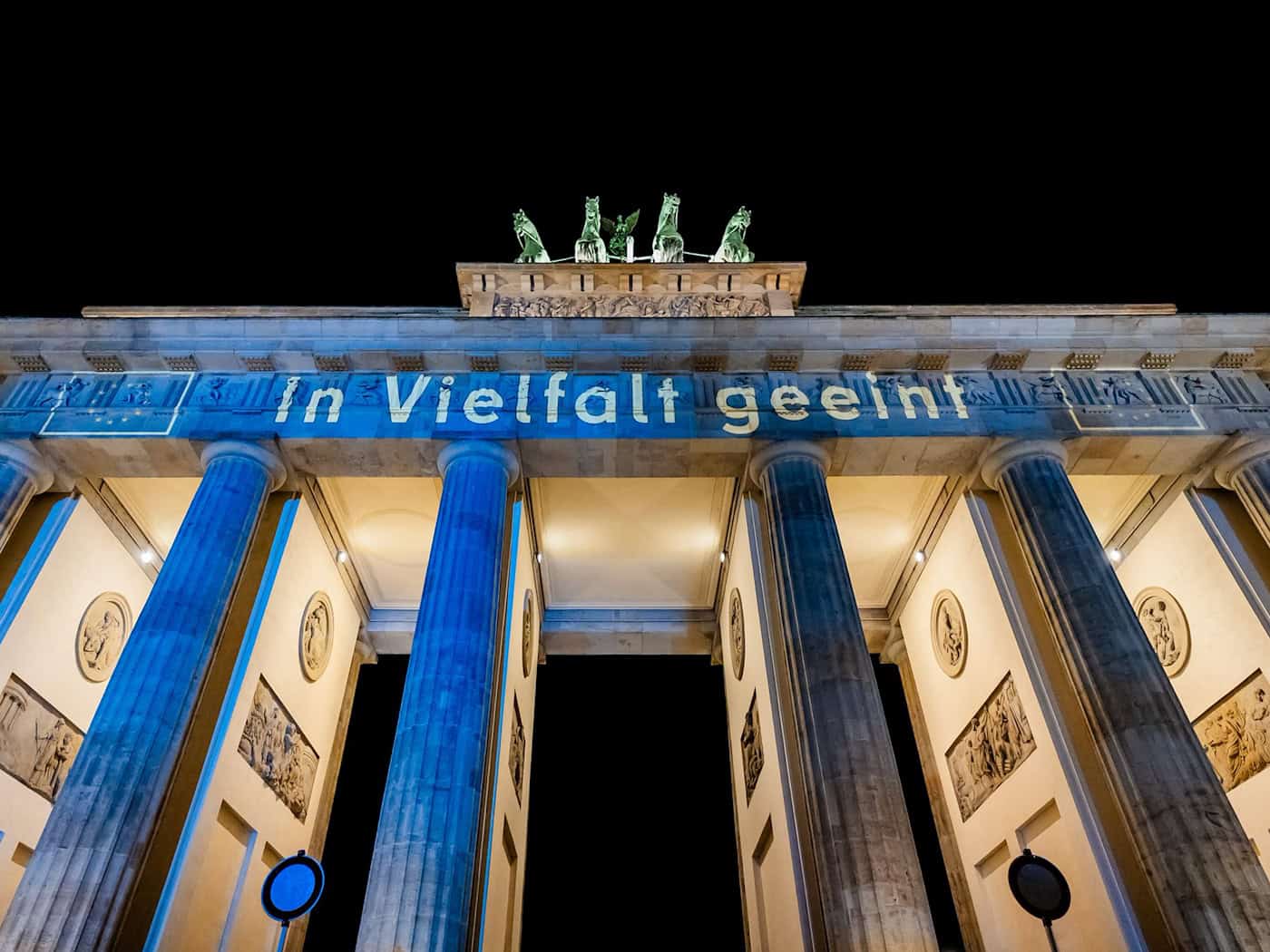 Das Wahrzeichen wurde von Sonnenuntergang bis Mitternacht in Blau angestrahlt. / Foto: Christoph Soeder/dpa