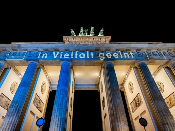 Das Wahrzeichen wurde von Sonnenuntergang bis Mitternacht in Blau angestrahlt. / Foto: Christoph Soeder/dpa