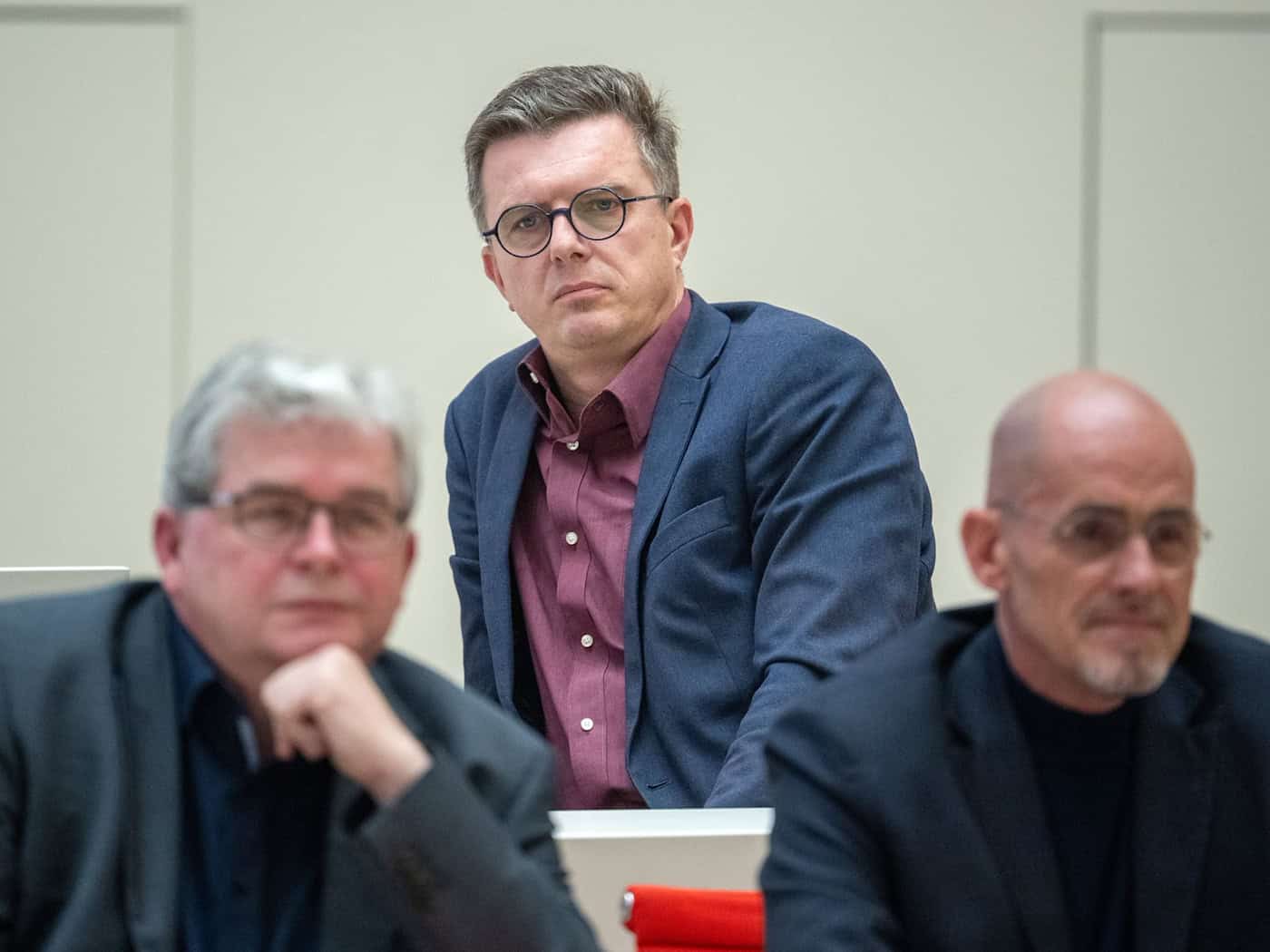 Der BSW-Landtagsabgeordnete Andreas Kutsche (M.) dringt wie Fraktionschef Niels-Olaf Lüders (r.) und der Parlamentarische Geschäftsführer Falk Peschel (l.) auf Rettungsdienstfahrten ohne Gebühren. (Archivbild) / Foto: Soeren Stache/dpa