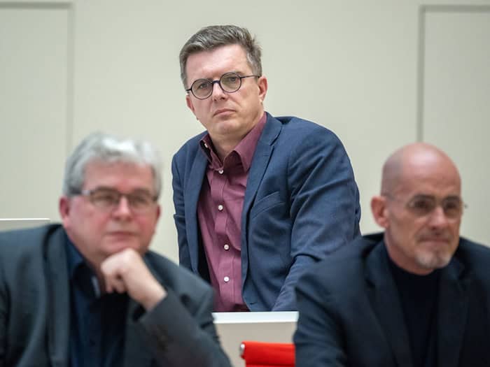 Der BSW-Landtagsabgeordnete Andreas Kutsche (M.) dringt wie Fraktionschef Niels-Olaf Lüders (r.) und der Parlamentarische Geschäftsführer Falk Peschel (l.) auf Rettungsdienstfahrten ohne Gebühren. (Archivbild) / Foto: Soeren Stache/dpa