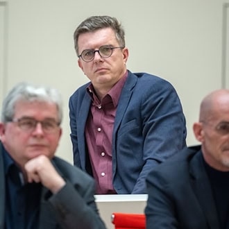 Der BSW-Landtagsabgeordnete Andreas Kutsche (M.) dringt wie Fraktionschef Niels-Olaf Lüders (r.) und der Parlamentarische Geschäftsführer Falk Peschel (l.) auf Rettungsdienstfahrten ohne Gebühren. (Archivbild) / Foto: Soeren Stache/dpa